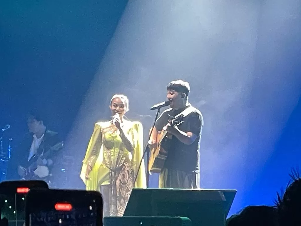 Yura Yunita dan Donne Maulana bawakan lagu baru di Konser Tutur Batin (INDOZONE/Putri Octapia Saragih)