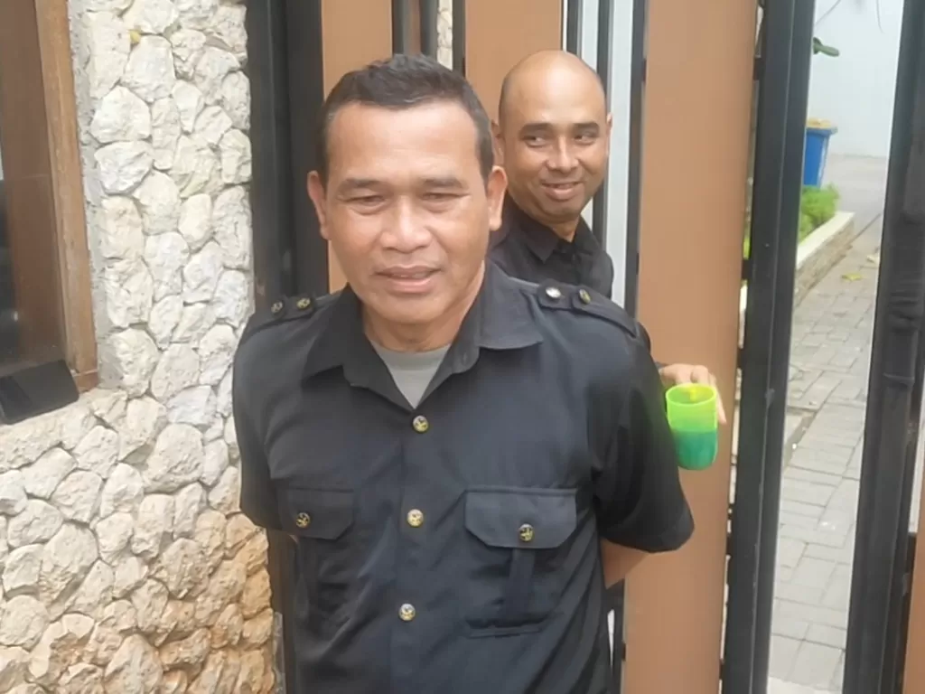 Petugas keamanan di rumah Syahnaz Sadiqah dan Jeje yang menyebut kedua pasutri tersebut tak di rumah. (Z Creators/Ferdian Figo)