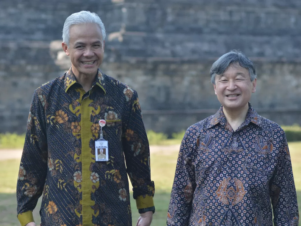 Gubernur Jateng, Ganjar Pranowo, mendampingi Kaisar Jepang, Hironomiya Naruhito, mengunjungi Candi Borobudur, (ANTARA FOTO/Anis Efizudin)