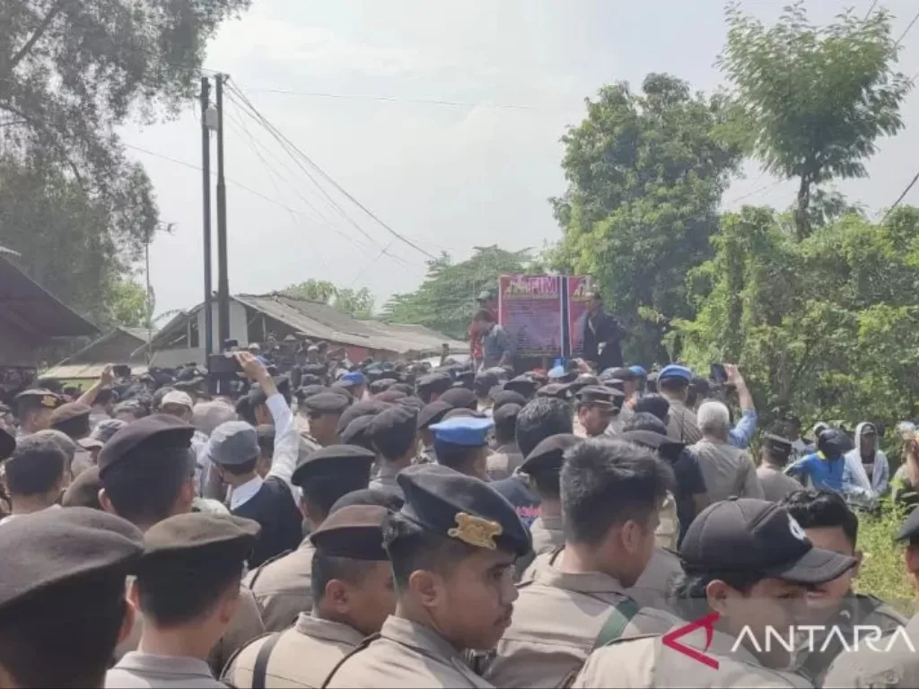   Polisi mengamankan aksi massa di Ponpes Al-Zaytun, Kabupaten Indramayu, Jawa Barat, Kamis (15/6/2023). (ANTARA/Bagus Ahmad Rizaldi)