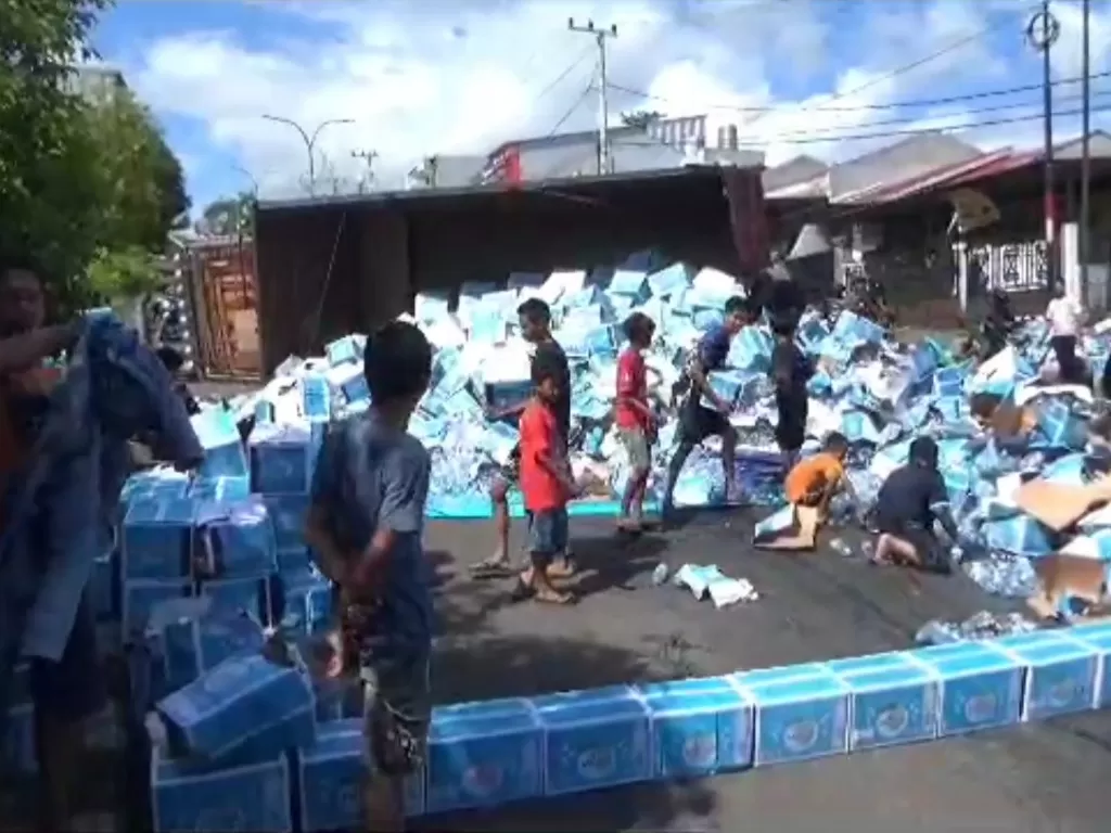 Truk terbalik di Parepare, ratusan dos air mineral berserakan di jalan. (Z Creators/Andi Ukki)