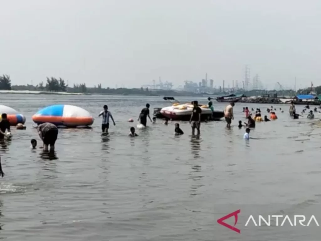   Sejumlah pengunjung Ancol bermain di kawasan Pantai Lagoon, Taman Impian Jaya Ancol, Jakarta Utara, Kamis (22/6/2023). (ANTARA/Abdu Faisal)