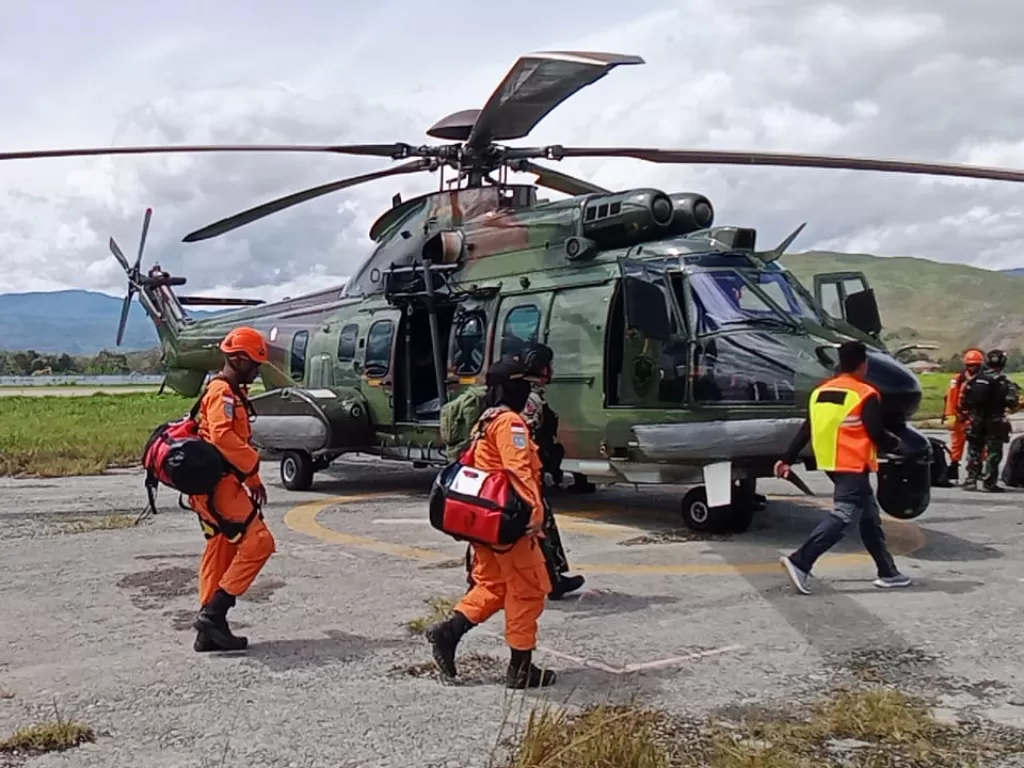 Heli Caracal TNI AU digunakan untuk evakuasi korban Pesawat SAM Air yang jatuh di Papua. (Dokumentasi Basarnas).