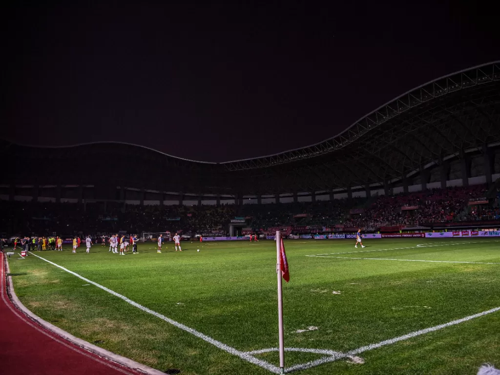 Suasana ketika mati lampu saat pertandingan persahabatan antara Persija Jakarta melawan Ratchaburi FC di Stadion Patriot Candrabhaga, Bekasi, Jawa Barat, Minggu (25/6/2023). (ANTARA FOTO/Galih Pradipta)