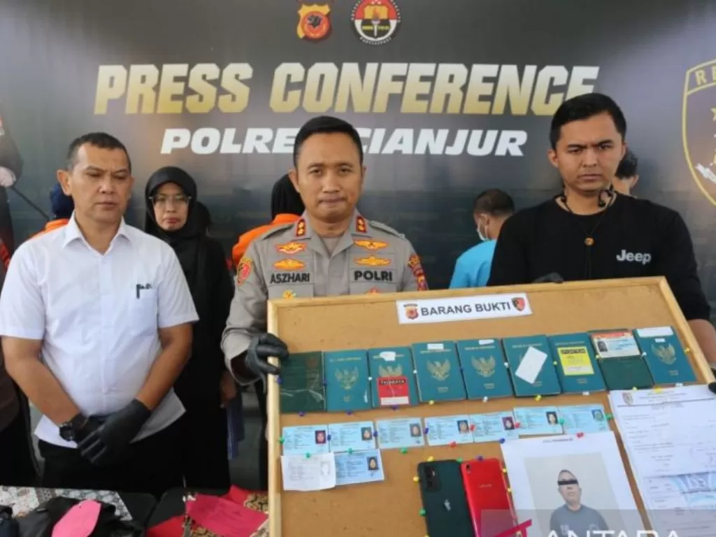 Kapolres Cianjur, Jawa Barat, AKBP Aszhari Kurniawan, menunjukan sejumlah barang bukti yang diamankan dari 8 tersangka TPPO (ANTARA/Ahmad Fikri)