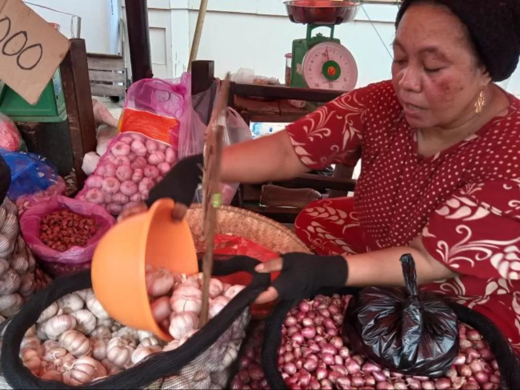 Pedagang bawang merah dan bawang putih di Pasar Tradisional Pasar Terong (Antara/Suriani Mappong) 