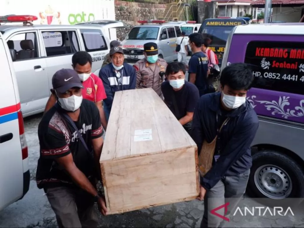 Petugas dan kerabat mengangkat peti berisi jenazah korban Pesawat SAM Air (ANTARA FOTO/Sakti Karuru)