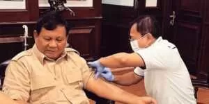 Tangkapan layar momen Prabowo disuntik vaksin booster. Instagram-Prabowo Subianto