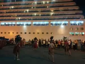 MENARIK PERHATIAN: Tarian Kabasaran menyambut kedatangan kapal pesiar MC Arcadia, sandar di Pelabuhan Samudera Bitung.DOK ISTIMEWA