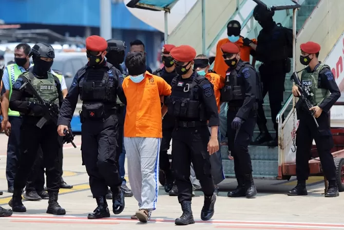 Ilustrasi: Personel Densus 88 Anti Teror Mabes Polri, saat menangkap tersangka teroris (Dery Ridwansah/ JawaPos.com)