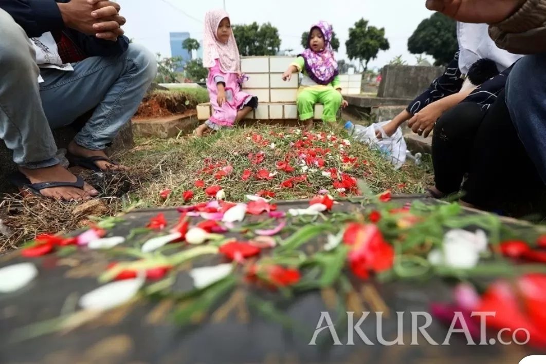 Ziarah Kubur Jelang Ramadhan, Pedagang Bunga Panen Rezeki - Akurat Jakarta