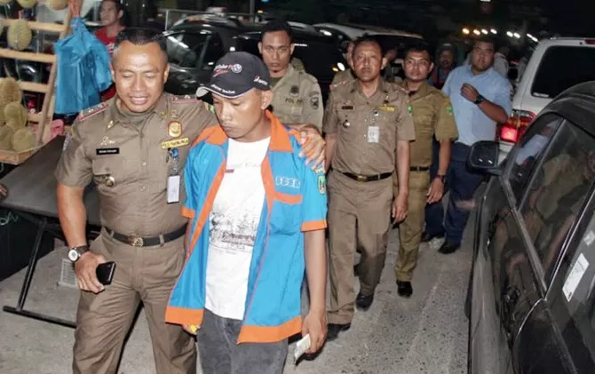 24 Juru Parkir Liar Digelandang Aparat Satpol PP - Jawa Pos