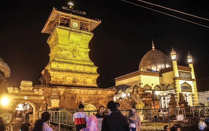 Dialog Toleransi Berwujud Menara Di Kompleks Makam Sunan Kudus Jawa Pos