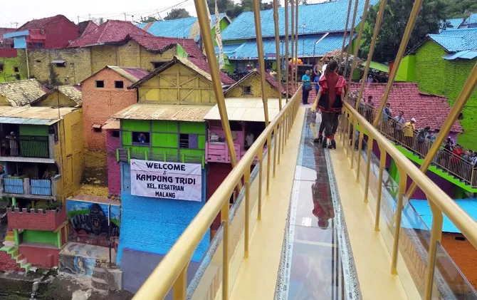 Merasakan Sensasi Melintas Di Atas Jembatan Kaca Pertama Di Indonesia ...