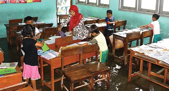 Banjir, Warga Berduyun-duyun Mancing Di Halaman Sekolah - Jawa Pos