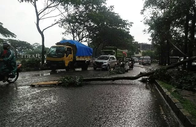 Antisipasi Bahaya Ini Saat Berkendara Di Musim Hujan Jawa Pos