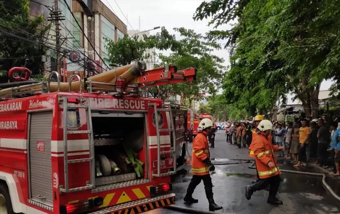 Butik di Ruko Jalan Kayoon Terbakar, Baju dan Manekin Hangus - Jawa Pos