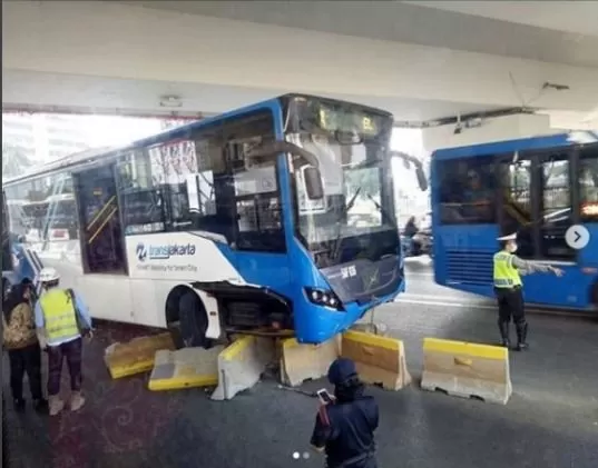 Lagi, Bus Transjakarta Ringsek Tabrak Separator - Jawa Pos