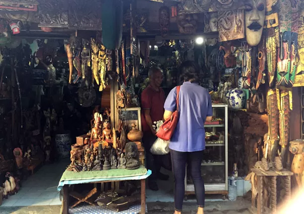6 Pasar Barang Antik Paling Terkenal di Indonesia, Pengunjung Serasa ...