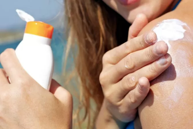 7 Cara Mudah Pakai Sunscreen Lindungi Kulit dari Panas Terik 
