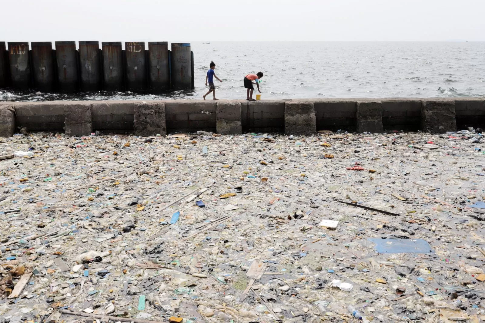 Bersihkan Laut Dari Sampah Plastik - Jawa Pos