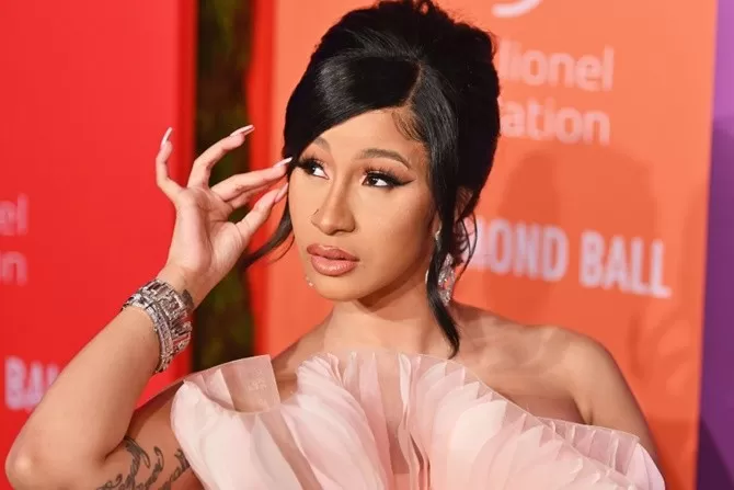 Aksi Cardi B Kejutkan Paris Fashion Week Dengan Tutup Wajah Berbunga ...