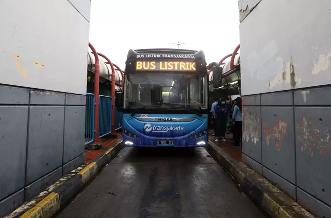 Transjakarta Beroperasi 24 Jam Mulai Hari Ini - Jawa Pos