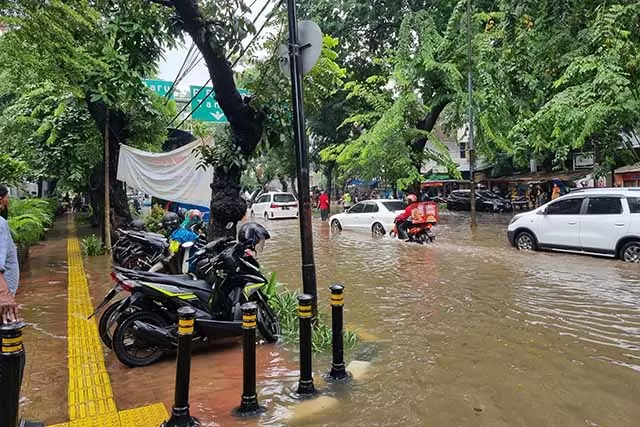 Hujan Deras, Jalan Di Depan PN Jakarta Pusat Tergenang Banjir - Jawa Pos