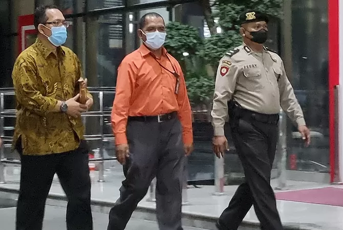 Berbaju Batik, Hakim PN Surabaya Itong Isnaeni Tiba Di Gedung KPK ...