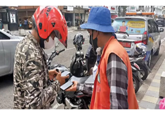 Uji Coba Parkir Nontunai Di Jalan Tunjungan Masih Bermasalah - Jawa Pos