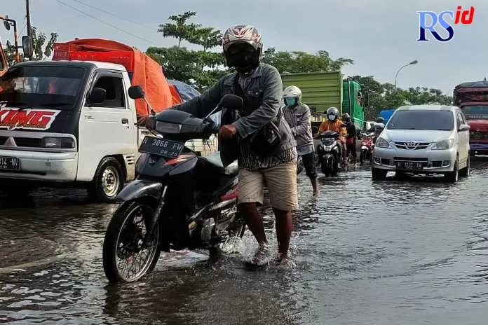 Banjir Rob Terjang Semarang, Jalan Pantura Demak Macet 10 KM - Jawa Pos