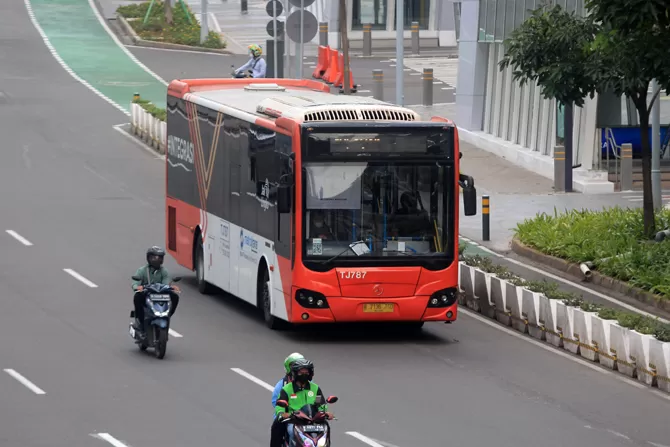 Transjakarta Bantah Busnya Mangkrak - Jawa Pos