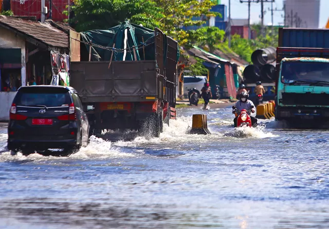 Banjir Rob Genangi Kawasan Pelabuhan Hingga Pantai Timur Surabaya