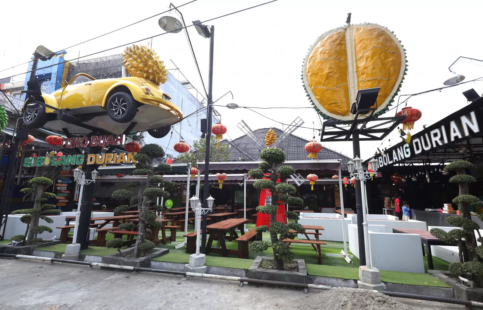 Sibolang Durian, Musik dan Kedai Outdoor Bikin Betah Rombongan Jokowi