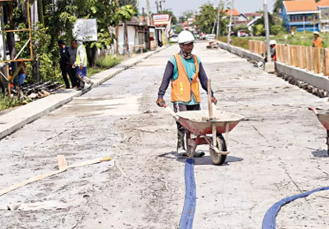 Pemkab Sidoarjo Pastikan Betonisasi Jalan Selesai Sesuai Target - Jawa Pos