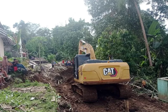 Bencana Tanah Bergerak Di Lebak Akibatkan Terputusnya Jalan Antardesa ...