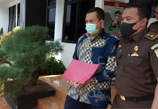 Kejari Kabupaten Bekasi Eksekusi Terpidana Pemalsuan Akta Tanah - Jawa Pos