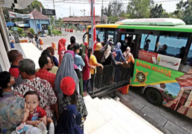 Gratis Seminggu, Warga Beramai-Ramai Naik Bus Trans Jatim - Jawa Pos