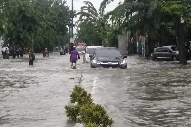 Hujan Deras Bikin Banjir Di Beberapa Titik Kota Medan - Jawa Pos