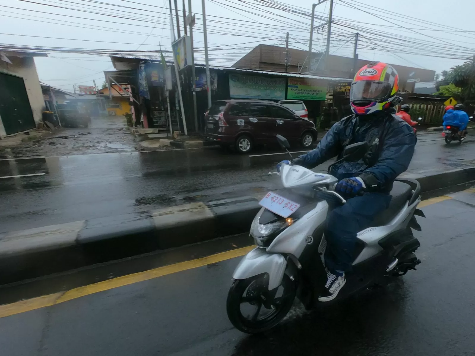 Simak Tips Aman Berkendara Sepeda Motor Saat Musim Hujan - Jawa Pos