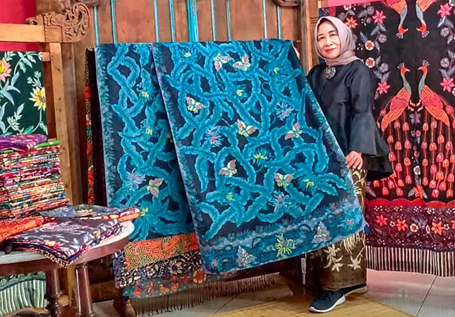 Putu Sulistiani Dipercaya Membatik Enam Motif Batik Khas Surabaya