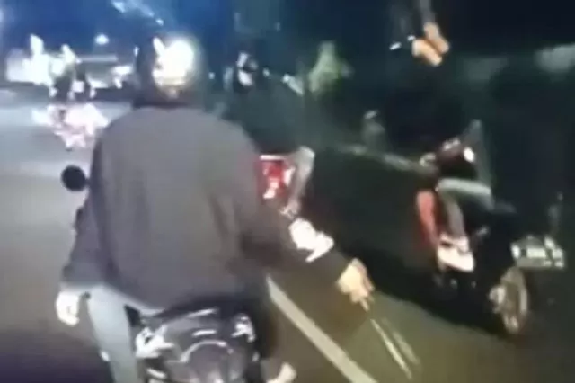 Viral Video Geng Motor Konvoi Ugal-ugalan Sembari Acungkan Sajam - Jawa Pos