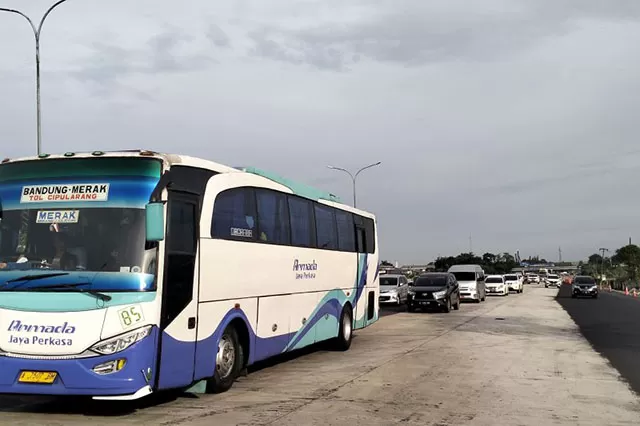 Libur Tahun Baru, Lalu Lintas Cikampek-Jakarta Terpantau Padat Merayap ...