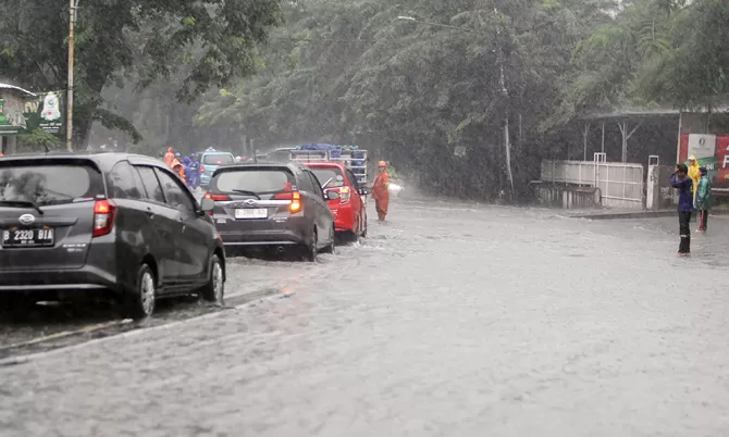 Rt Di Jakarta Dilanda Banjir Pagi Ini Tertinggi Cm Jawa Pos