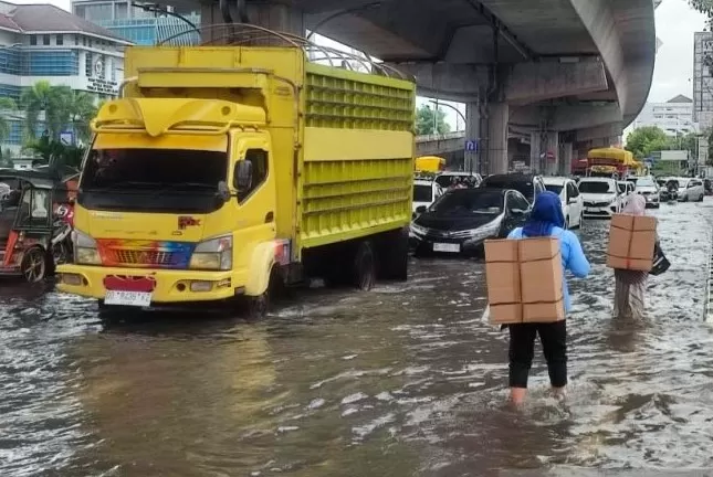 Banjir Rendam 11 Ruas Jalan Di DKI Jakarta Pagi Ini, Cek Lokasinya Di ...