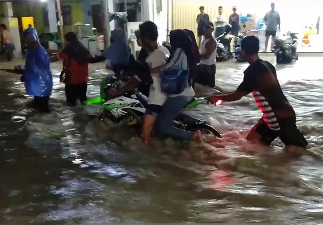 48 RT Dan Satu Ruas Jalan Di Jakarta Terendam Banjir - Jawa Pos