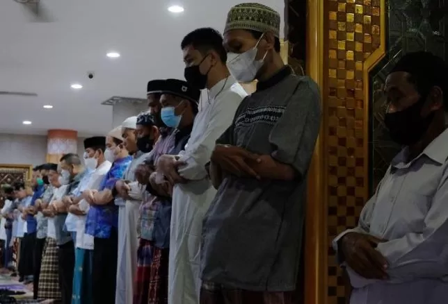 Ilustrasi salat berjamaah di Masjid Raya Baiturrahmah, Kota Denpasar. Nyoman Hendra Wibowo/Antara