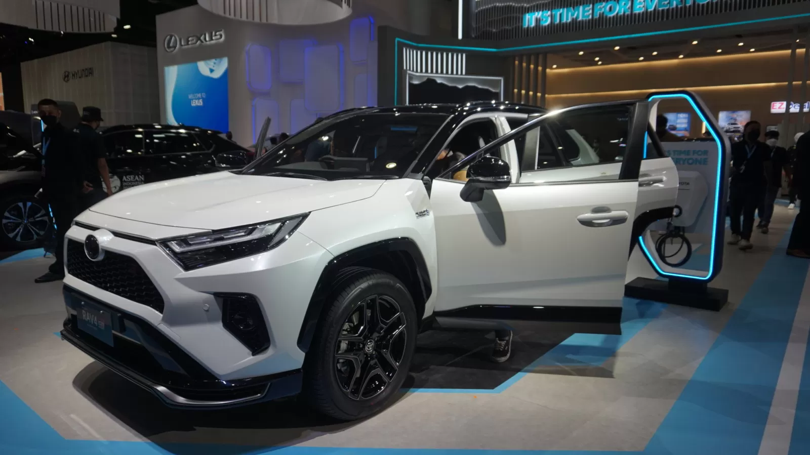 Toyota Pamer 3 Model Baru Di GJAW, Salah Satunya RAV4 GR Sport PHEV ...