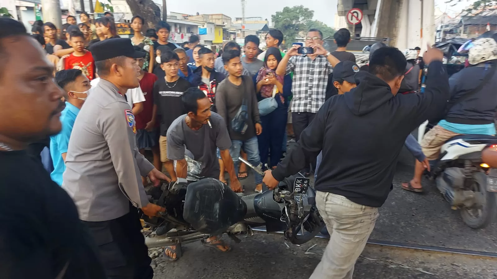 Pengendara Yang Tewas Tertabrak KRL Alami Luka Sobek Di Kepala - Jawa Pos