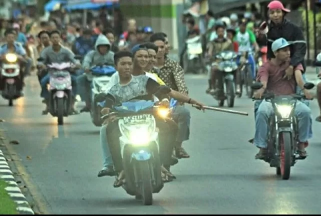 Tak Terima Gerungkan Knalpot Motor, 2 Geng Motor Bentrok Di Bandung ...